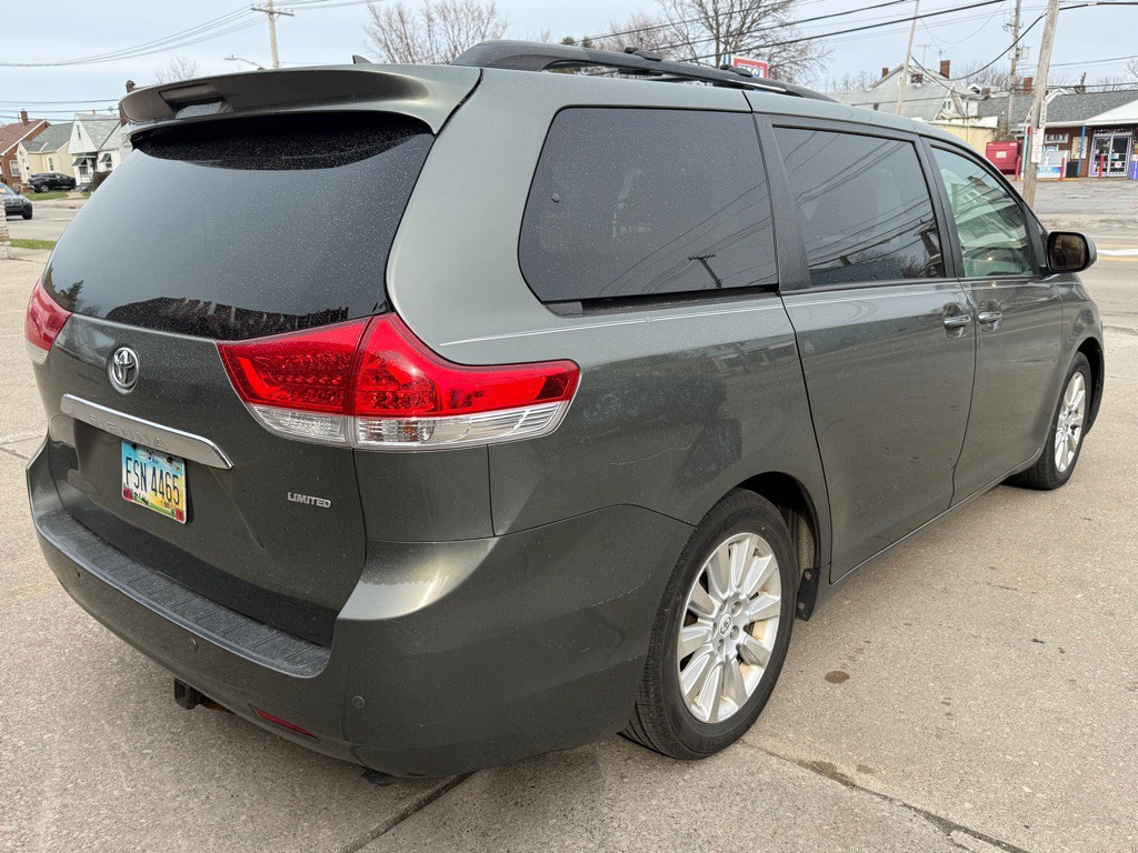 2011 Toyota Sienna Image 5