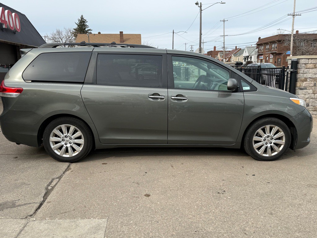 2011 Toyota Sienna Image 6