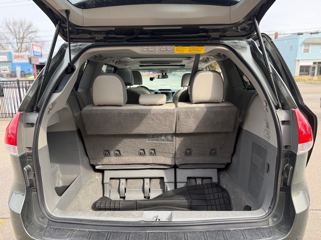2011 Toyota Sienna Image 8