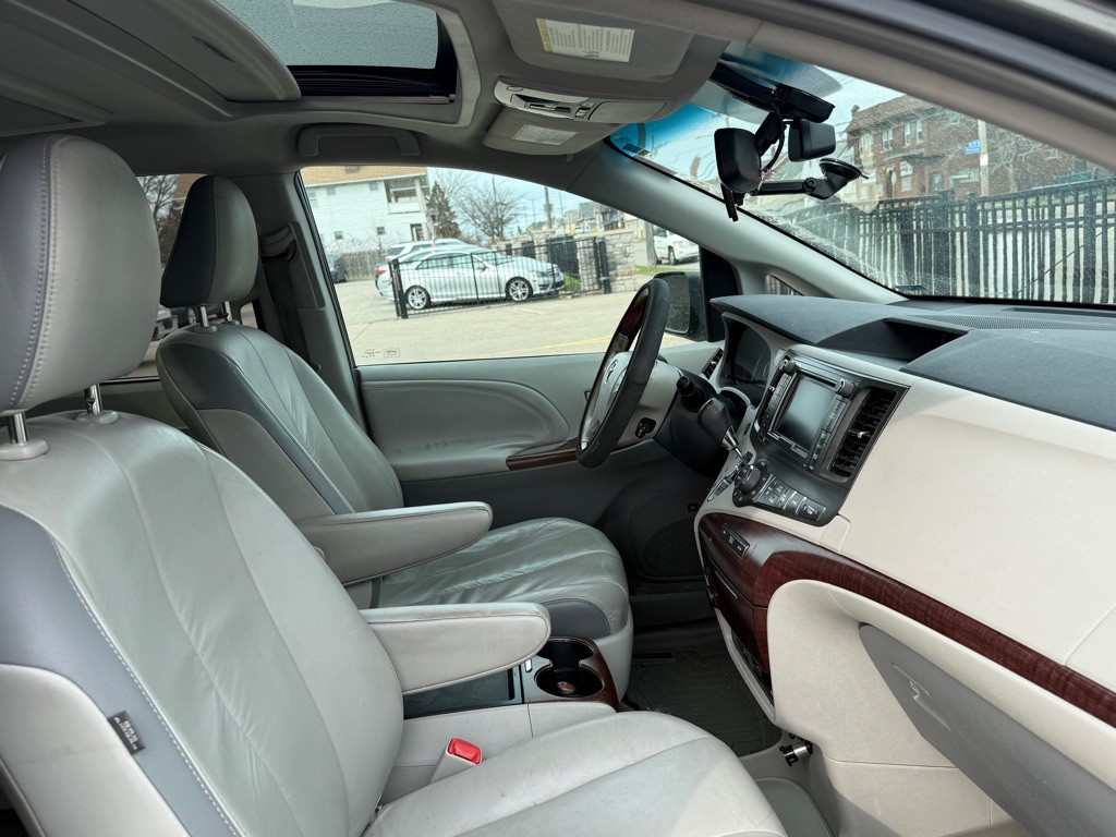 2011 Toyota Sienna Image 10