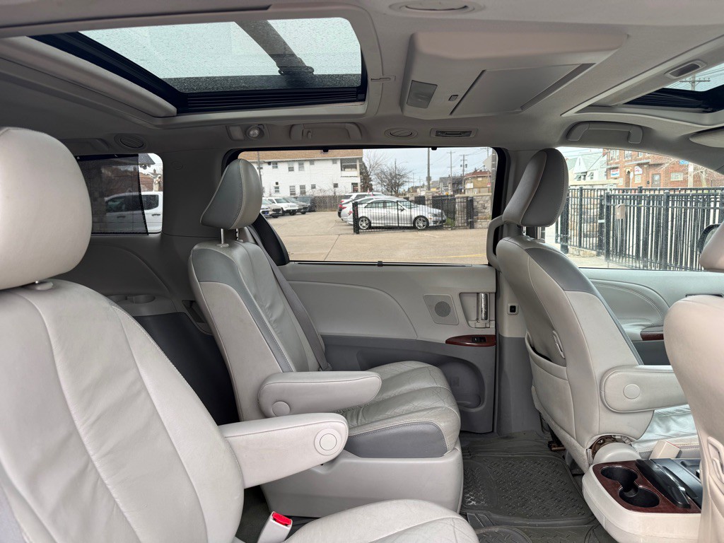 2011 Toyota Sienna Image 11