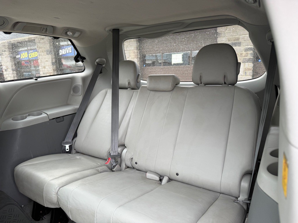 2011 Toyota Sienna Image 12