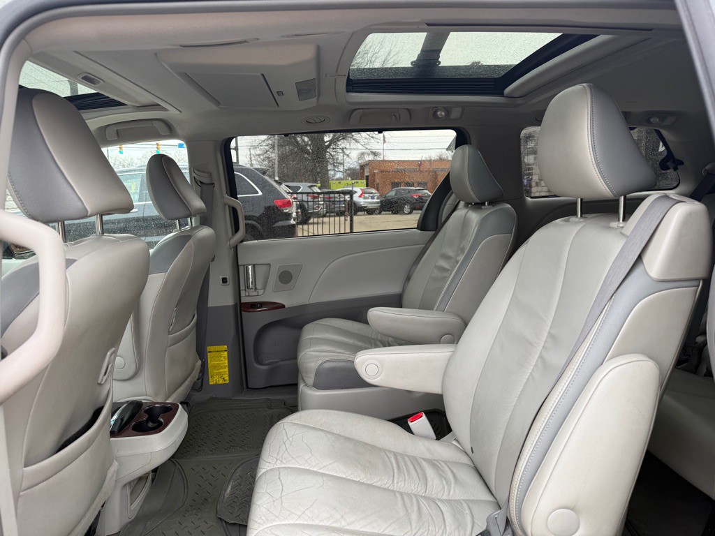 2011 Toyota Sienna Image 13