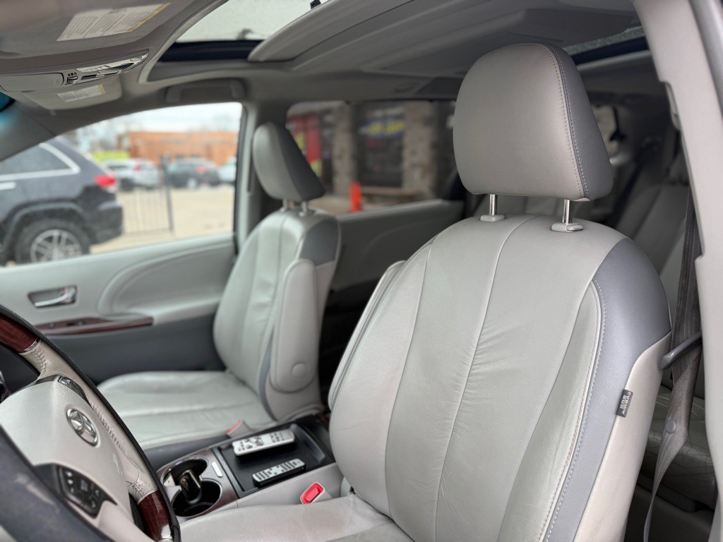 2011 Toyota Sienna Image 14