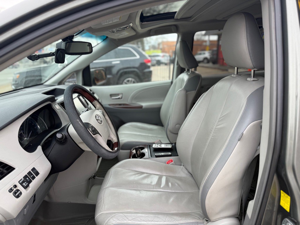 2011 Toyota Sienna Image 15