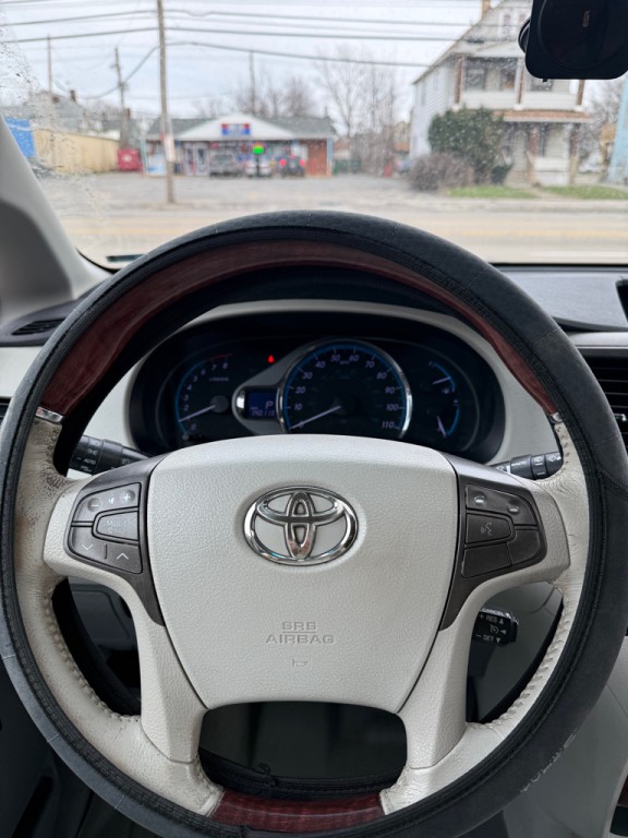 2011 Toyota Sienna Image 16