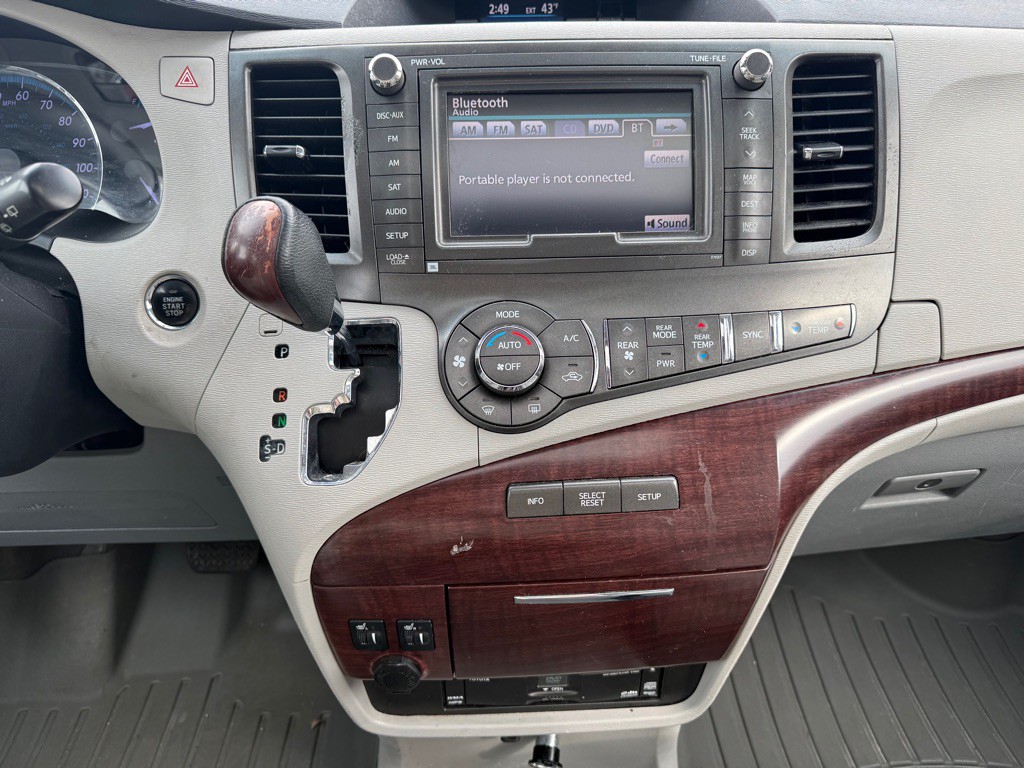 2011 Toyota Sienna Image 18