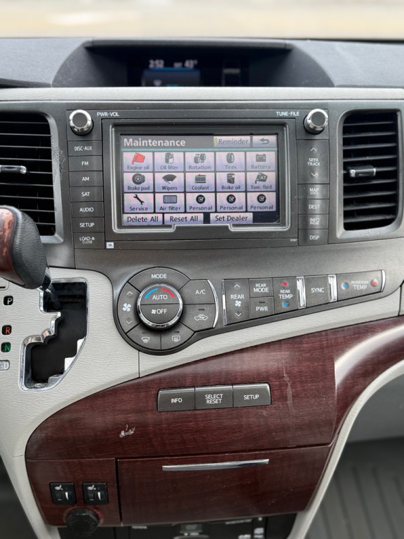 2011 Toyota Sienna Image 25