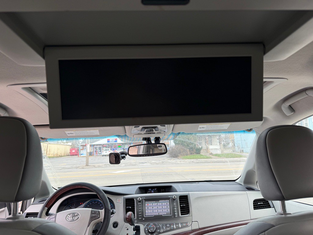2011 Toyota Sienna Image 26