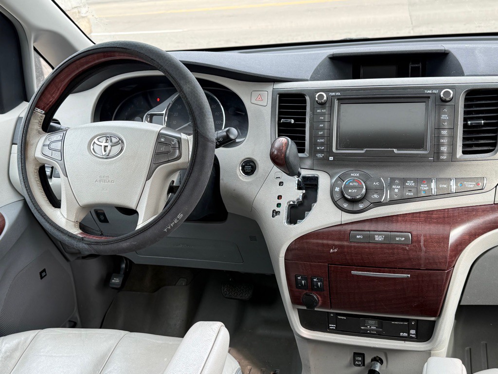 2011 Toyota Sienna Image 27