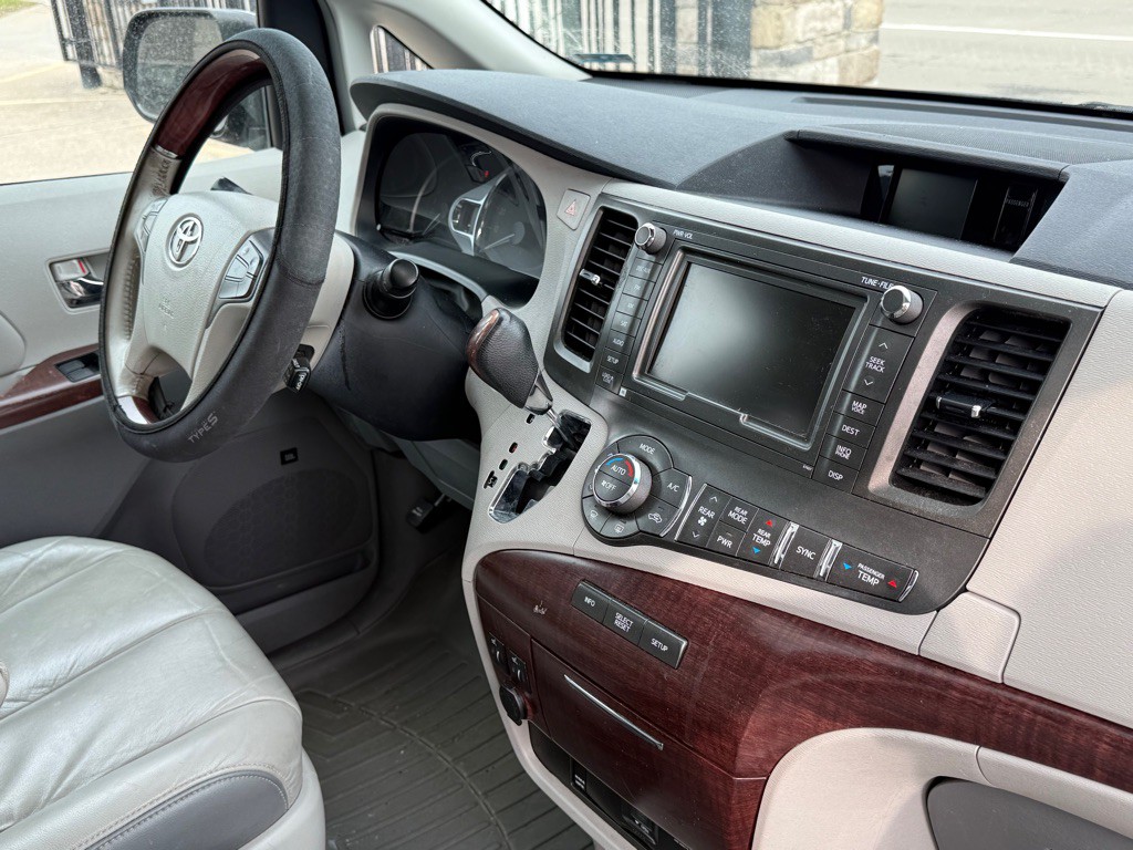 2011 Toyota Sienna Image 28
