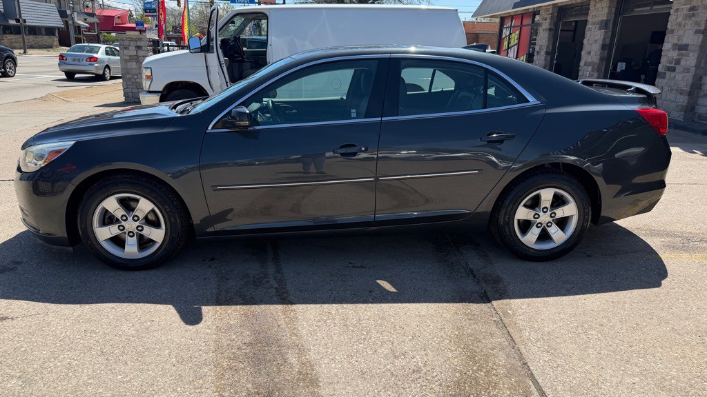 2015 Chevrolet Malibu Image 2