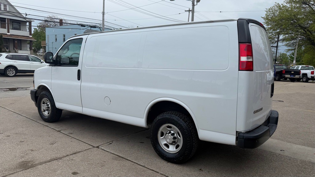 2018 Chevrolet Express Image 3
