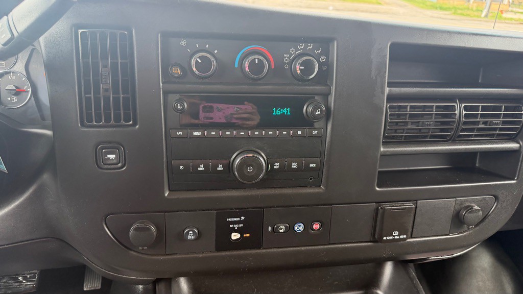 2018 Chevrolet Express Image 15