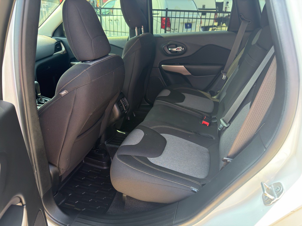 2018 Jeep Cherokee Image 12