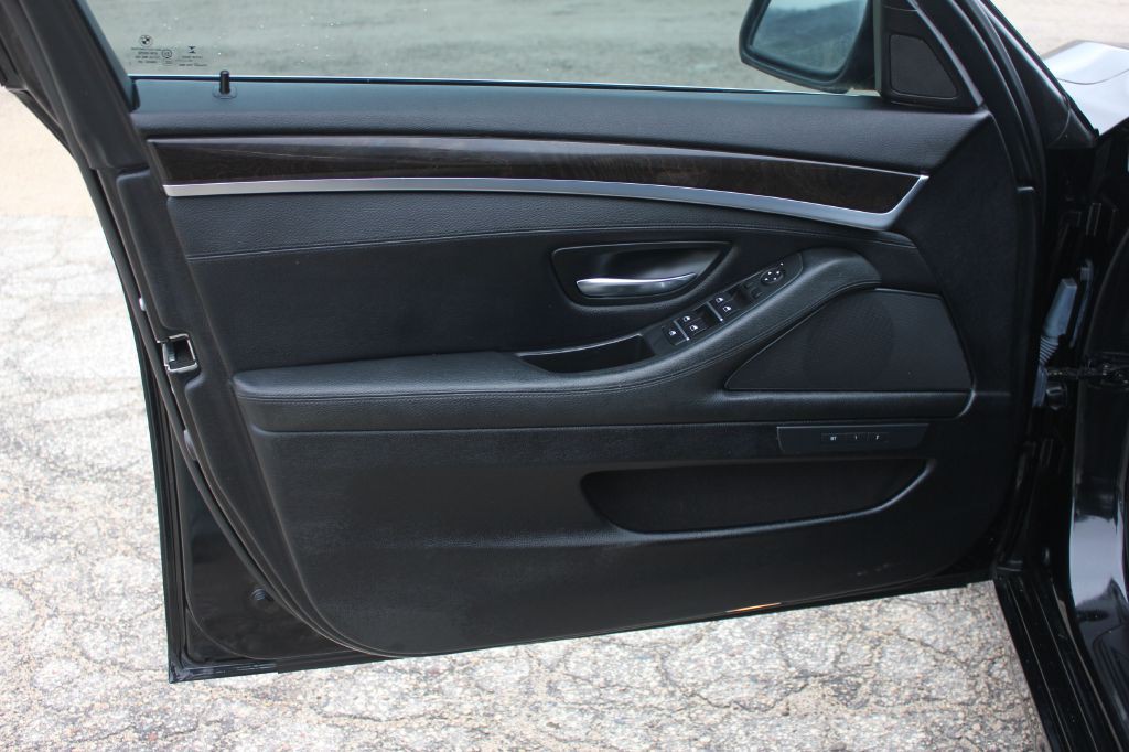 2016 BMW 5 Series Image 30