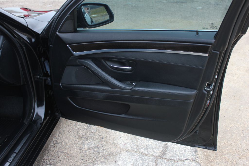 2016 BMW 5 Series Image 35