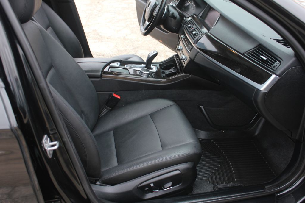 2016 BMW 5 Series Image 36