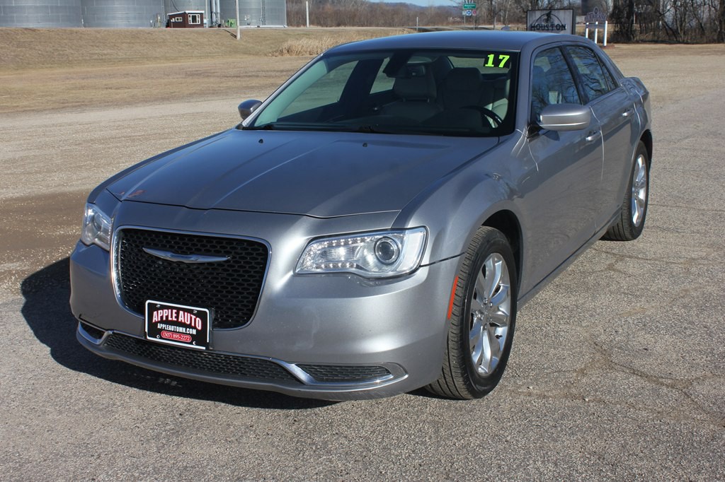 2017 Chrysler 300 Image 2