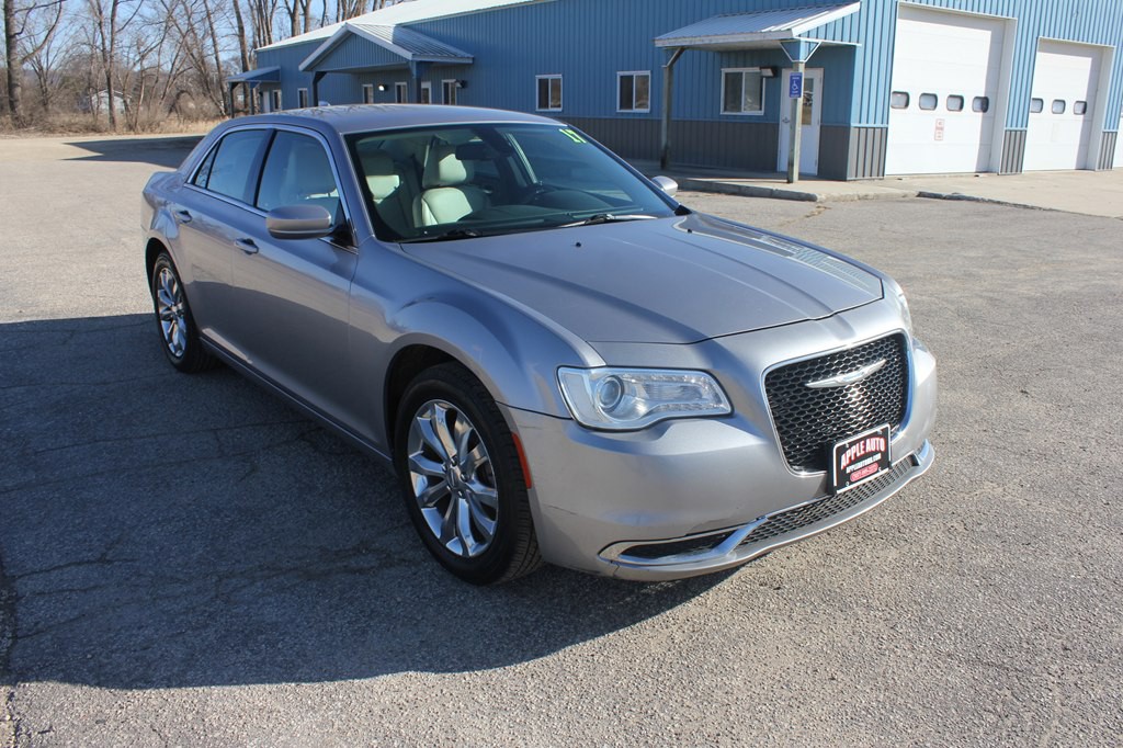 2017 Chrysler 300 Image 4