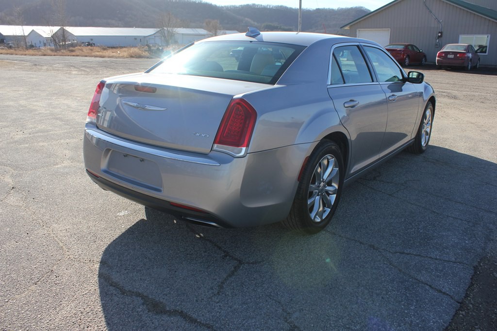 2017 Chrysler 300 Image 6