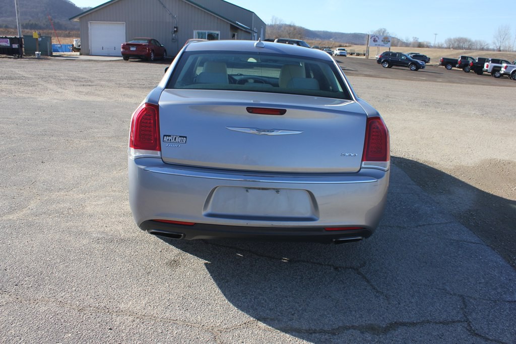 2017 Chrysler 300 Image 7