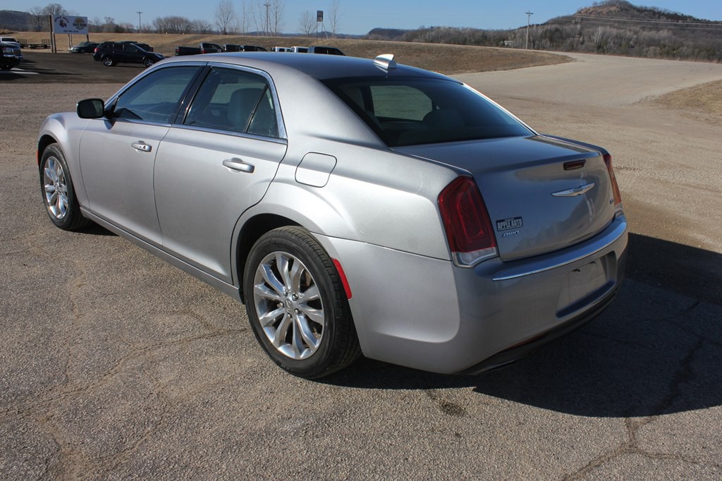 2017 Chrysler 300 Image 8