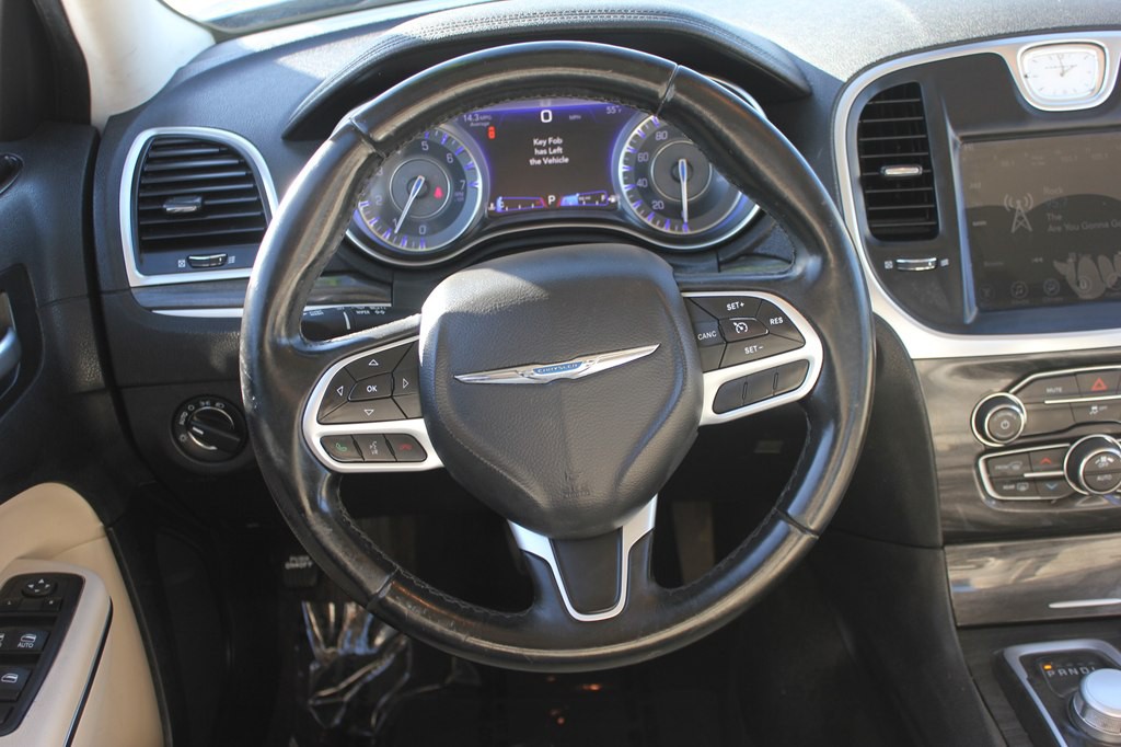 2017 Chrysler 300 Image 11