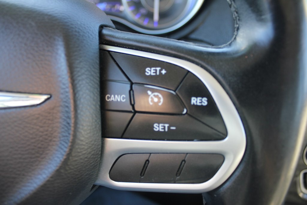 2017 Chrysler 300 Image 14