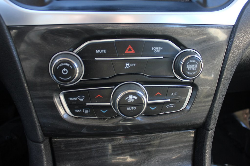 2017 Chrysler 300 Image 17