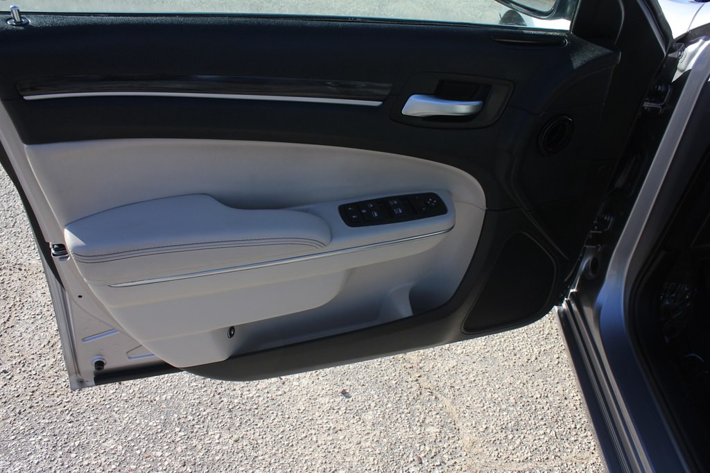 2017 Chrysler 300 Image 26