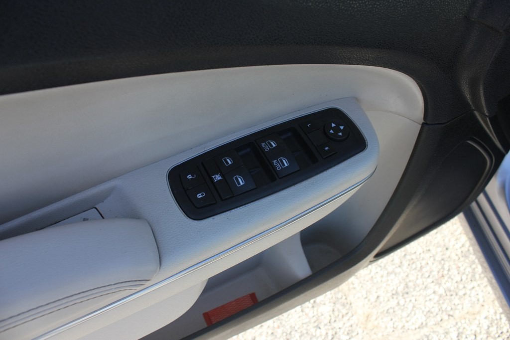 2017 Chrysler 300 Image 27