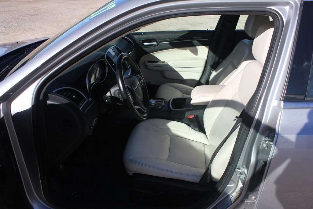 2017 Chrysler 300 Image 28