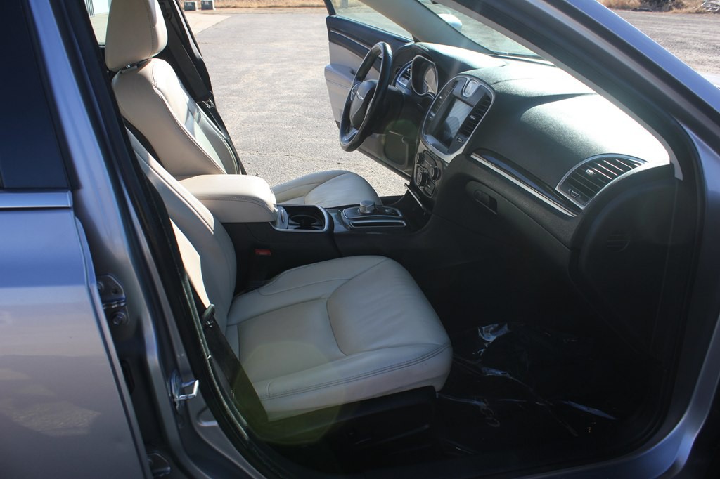 2017 Chrysler 300 Image 31