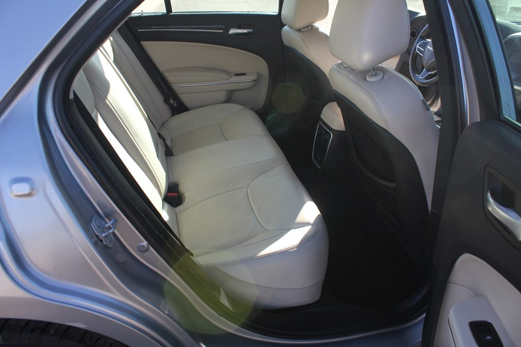 2017 Chrysler 300 Image 34