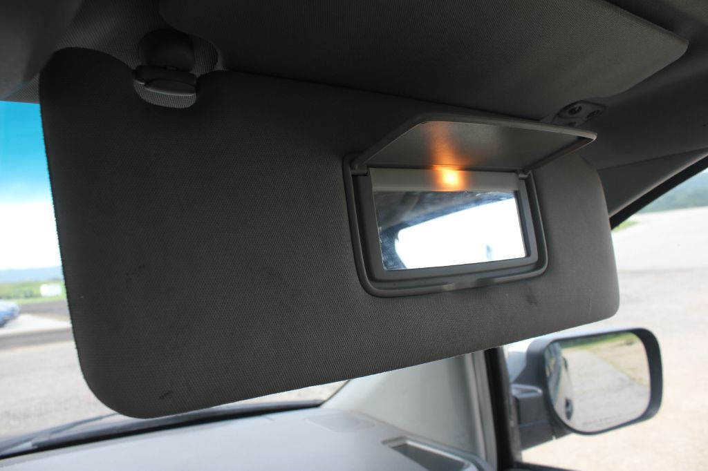 2004 Nissan Armada Image 24