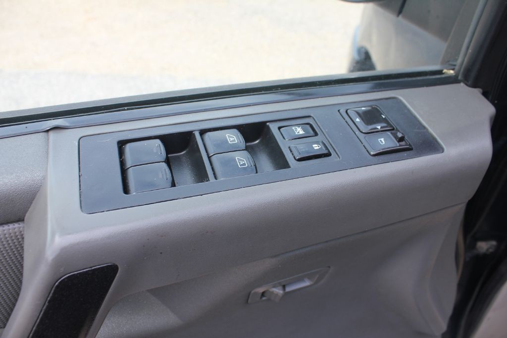 2004 Nissan Armada Image 28