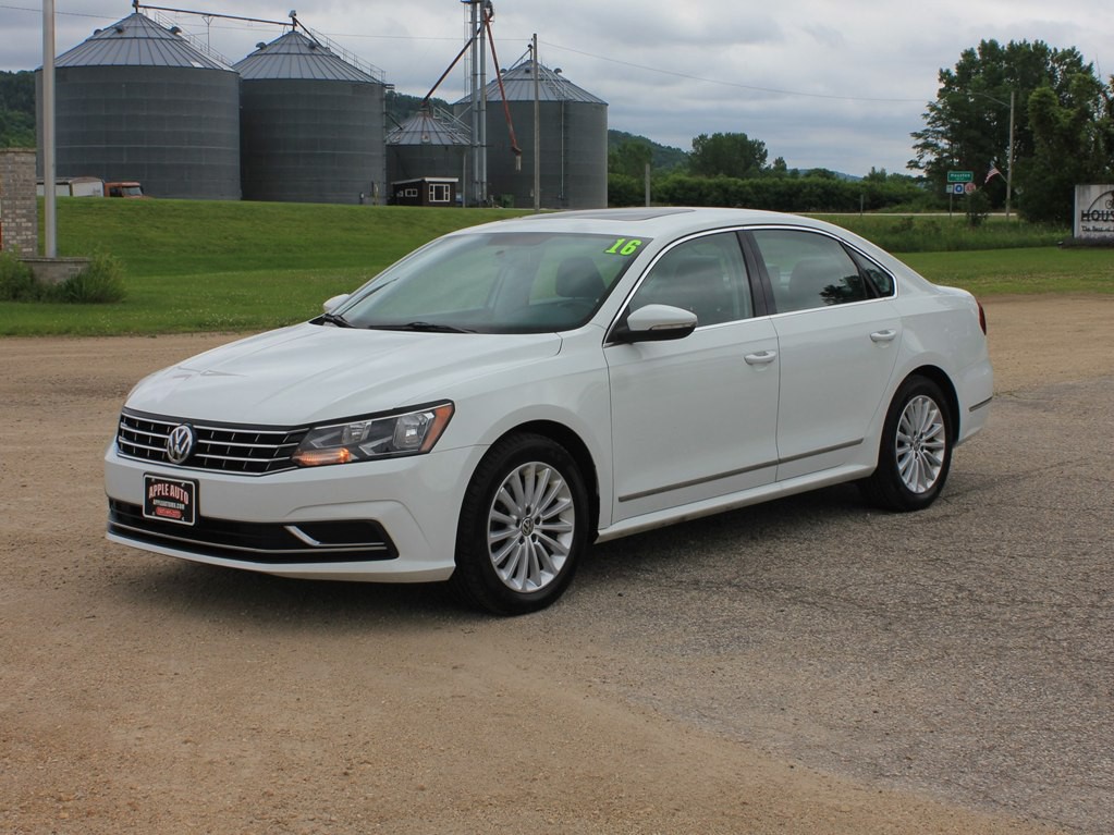 2016 Volkswagen Passat Image 1