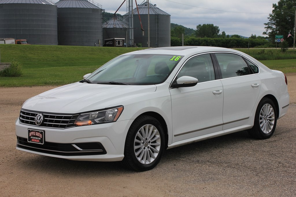 2016 Volkswagen Passat Image 2