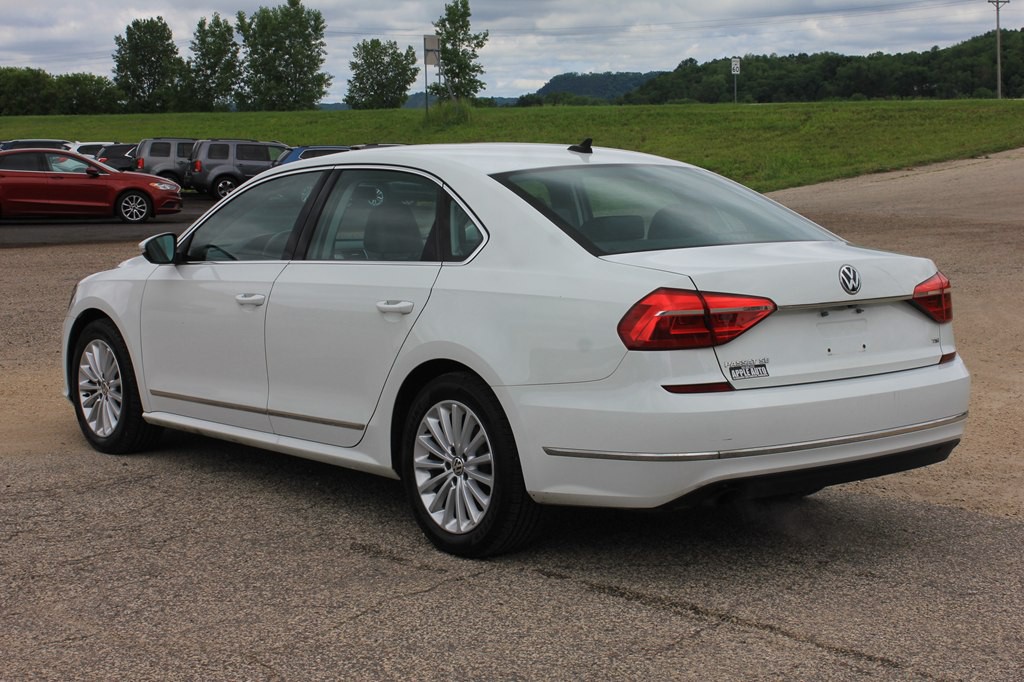 2016 Volkswagen Passat Image 8