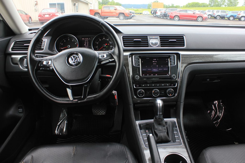 2016 Volkswagen Passat Image 10