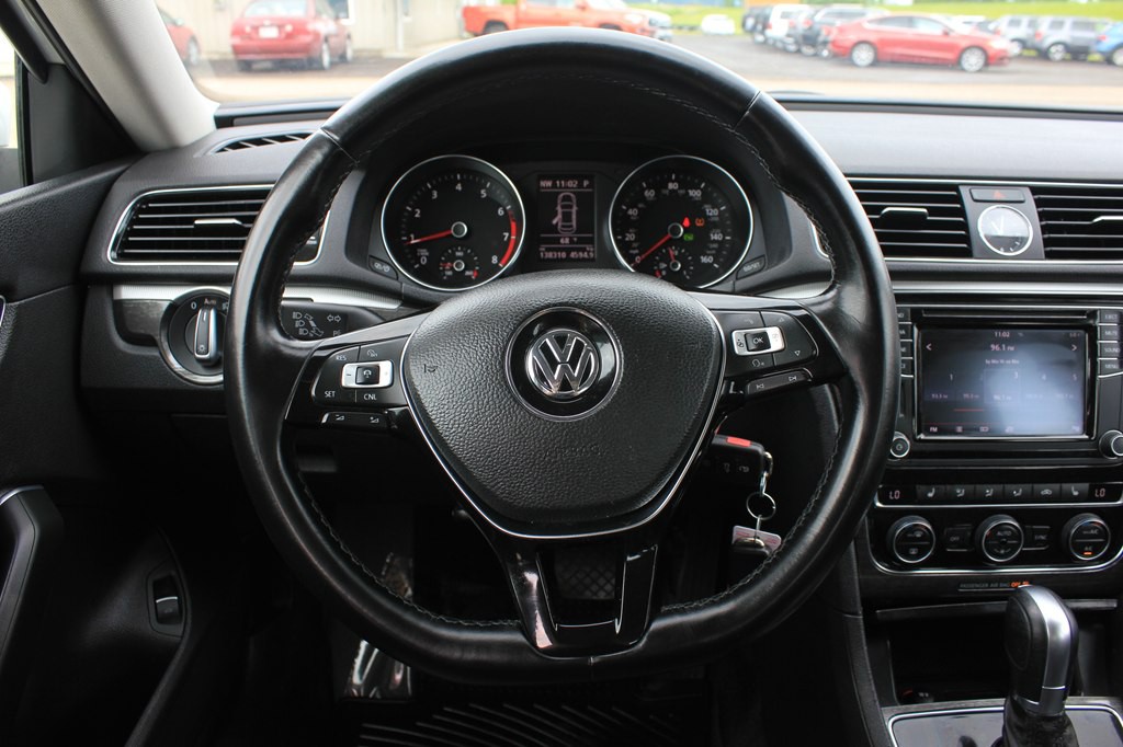 2016 Volkswagen Passat Image 11