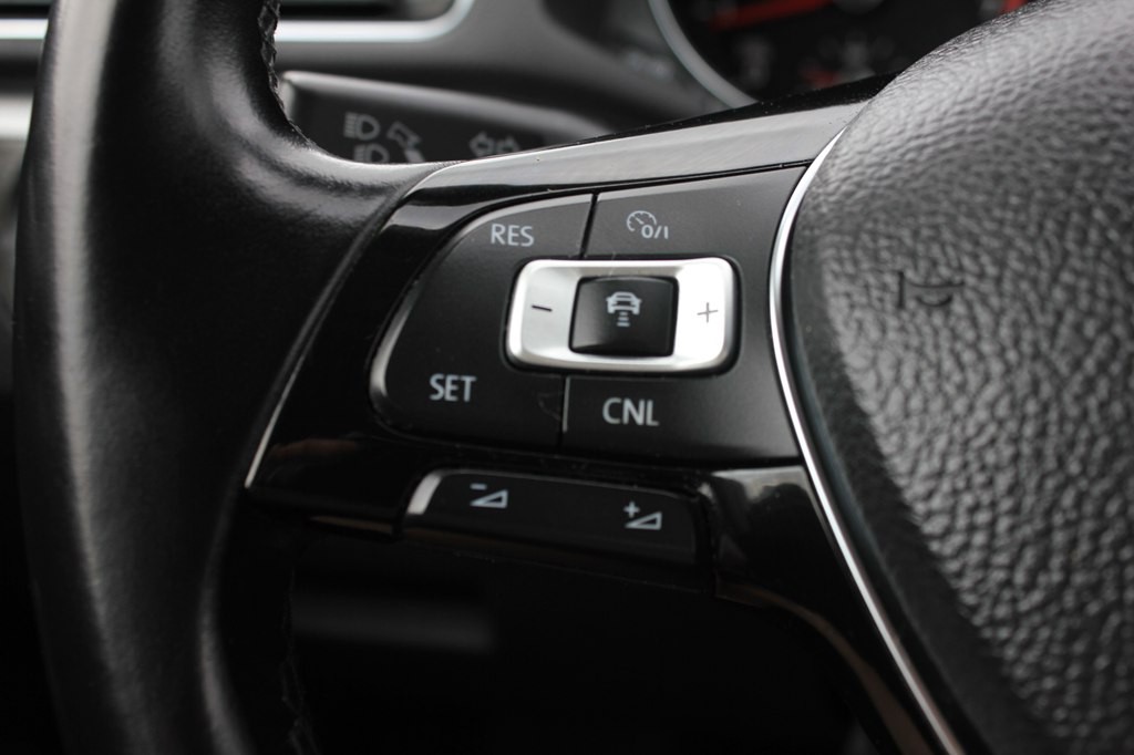 2016 Volkswagen Passat Image 13