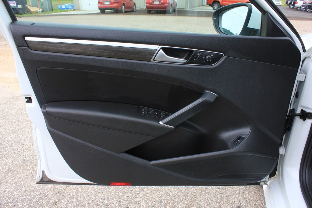 2016 Volkswagen Passat Image 24