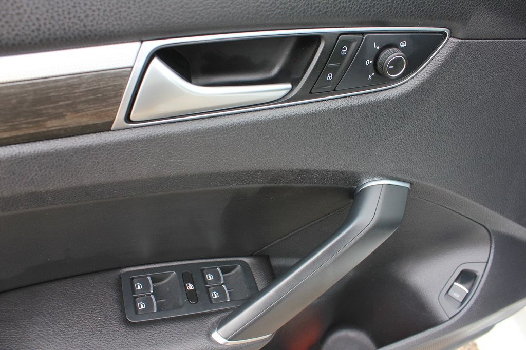 2016 Volkswagen Passat Image 25