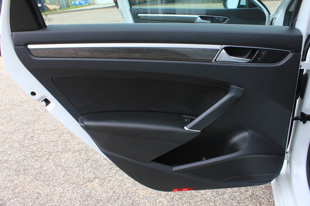 2016 Volkswagen Passat Image 26