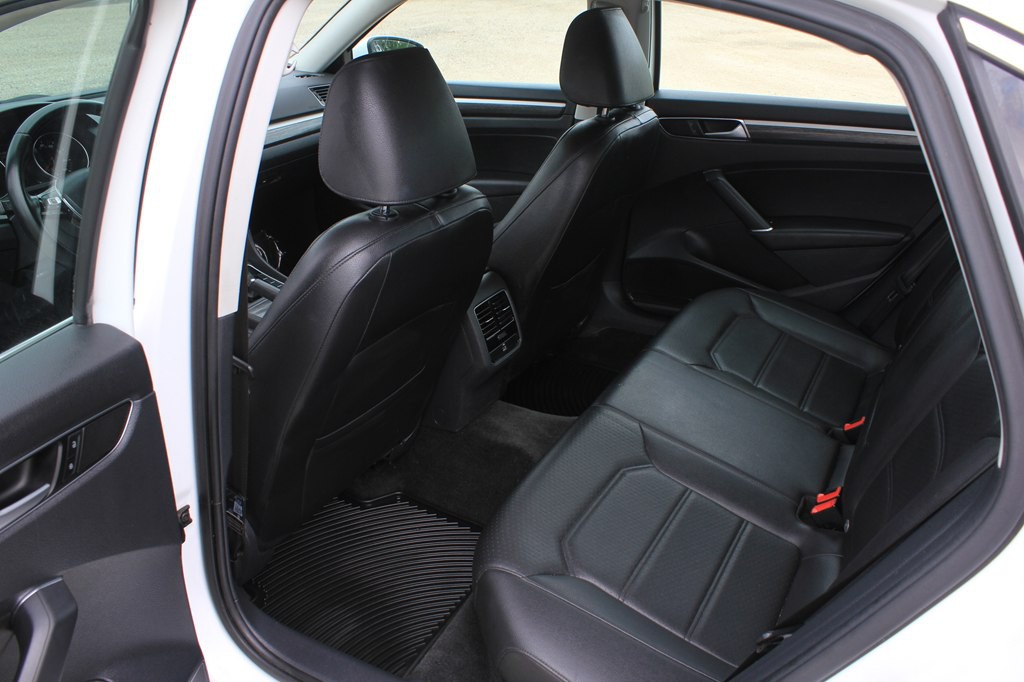 2016 Volkswagen Passat Image 27