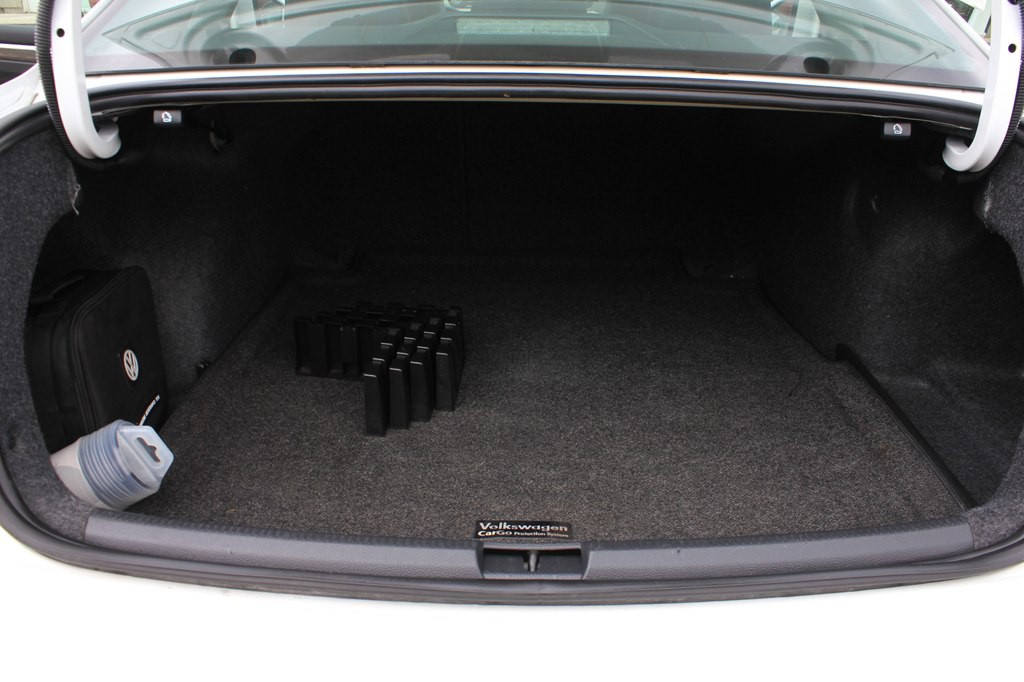 2016 Volkswagen Passat Image 28