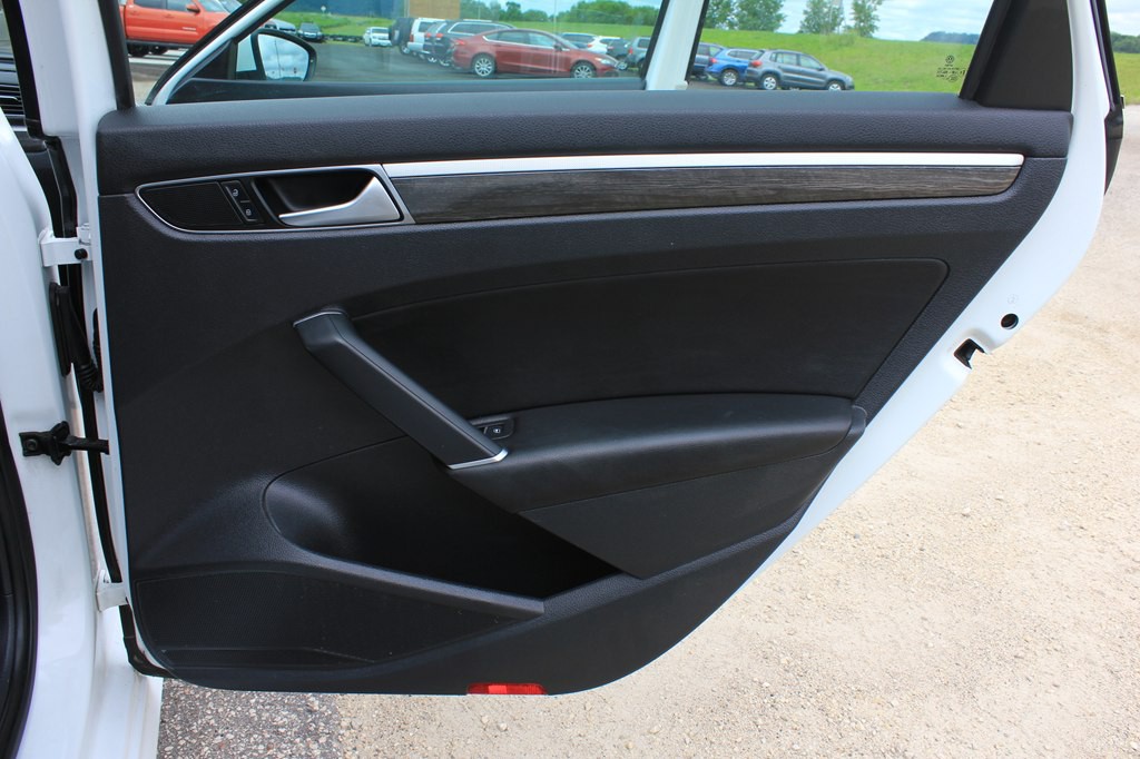 2016 Volkswagen Passat Image 29
