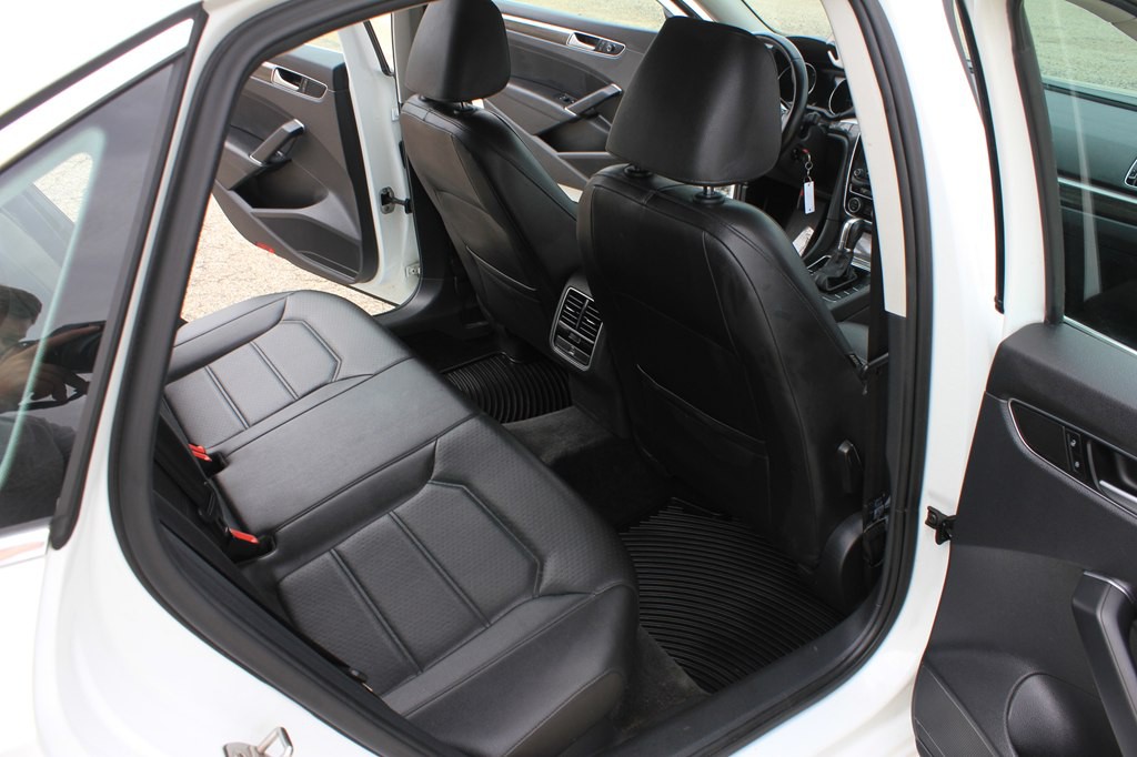 2016 Volkswagen Passat Image 30
